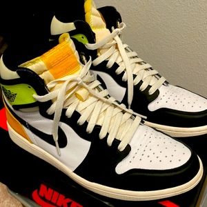 Jordan 1 Retro High - White Black Volt University Gold